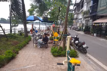 Hàng quán “bao vây” khu tập luyện thể thao