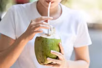 Ai không nên uống nước dừa vào buổi sáng?