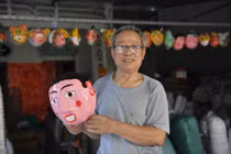 “Thổi hồn” vào mặt nạ giấy bồi Trung Thu