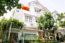 Khu vườn ngập hoa thơm, quả ngọt trong biệt thự 1.400 m2 của Vy Oanh 