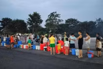 Người dân KĐT Thanh Hà xách xô, chậu xếp hàng chờ lấy nước sạch