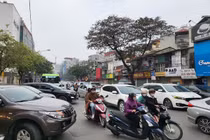 Hà Nội: Người dân tấp nập đi chùa, đường phố ùn tắc