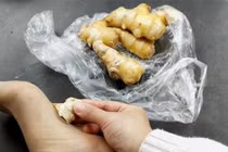 Công dụng bất ngờ nhờ xoa gừng vào lòng bàn chân trước khi ngủ