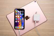 Có nên sạc iPhone bằng bộ sạc của Macbook?