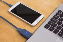 Lợi hại thế nào khi sạc pin điện thoại bằng máy tính?