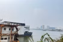 Cần xử lý nốt 3 du thuyền bỏ hoang còn sót trên Hồ Tây