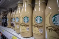 Mỹ thu hồi hơn 300.000 chai cà phê Starbucks có chứa thủy tinh