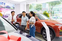 Ôtô khan hàng ngày cận Tết, khách mua xe phải chờ nhiều ngày