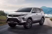 'Nội soi' Toyota Fortuner S 2024 giá rẻ 924 triệu đồng sắp về Việt Nam 