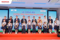 Trao mũ bảo hiểm cho học sinh lớp 1, 2 tại 3 thành phố lớn