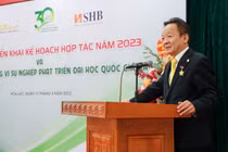 Doanh nhân Đỗ Quang Hiển nhận kỷ niệm chương vì sự nghiệp phát triển ĐHQGHN