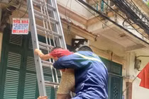 Hà Nội: Giải cứu cháu bé mắc kẹt tại tầng 2