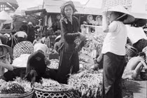Hình quá hiếm về chợ Cầu Ông Lãnh ở Sài Gòn 74 năm trước
