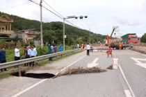 "Hố tử thần” trên Quốc lộ 18 sâu hơn 2m, rộng hơn 1m
