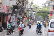 Hà Nội: Bất an những búi dây điện, cáp viễn thông chằng chịt trên phố