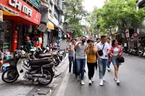 Vỉa hè tại khu phố cổ Hà Nội vẫn bị chiếm dụng nghiêm trọng