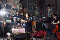 Cận cảnh quy trình làm loại hương đen độc đáo của làng Choá