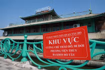 “Tàu ma” ở Hồ Tây vẫn chưa dẹp xong vì cớ gì?