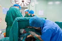 Người mẹ 51 tuổi sinh con đầu lòng sau 26 năm mong chờ