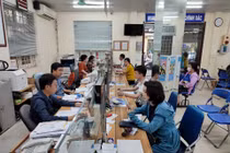 Giải quyết thủ tục cho người dân tại Bảo hiểm Xã hội quận Thanh Xuân - Ảnh: Báo Hà Nội Mới 