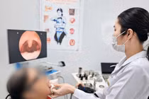 Ho dai dẳng, cụ bà 79 tuổi không ngờ phát hiện dây kim loại trong amidan