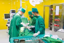 Đi lại khó khăn vì quên dụng cụ kết hợp xương trong cơ thể 9 năm