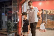 Quán bún ốc ở Hà Nội cả ngày chỉ bán được 3 suất cho khách mang về