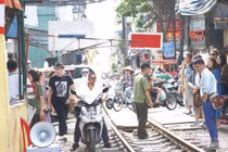'Ngoại bất nhập', đóng cửa cà phê đường tàu từ sáng nay