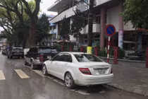Vị trí nào không được dừng, đỗ ô tô trên đường bộ?