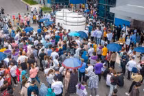 Trong đám đông hàng nghìn công nhân đi xét nghiệm có một người dương tính