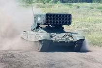 Video: Pháo phản lực nhiệt áp Nga tấn công quân đội Ukraina