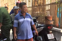 Mẹ nằm băng ca về đưa tang con tử nạn ở sân trường