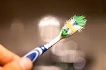 Tận dụng bàn chải đánh răng cũ