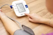 Đo huyết áp ngoài phòng khám