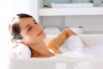 Có nên tắm nước nóng khi trời lạnh?