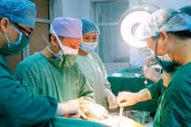 Cứu chữa cho cụ bà 100 tuổi gãy liên mấu chuyển xương đùi