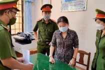 Công an tỉnh Trà Vinh thi hành các quyết định đối với Lê Thị Mỹ Hồng.