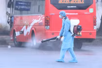 Cụ bà 79 tuổi mắc COVID-19, con trai và cháu nội cũng mắc bệnh