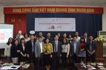 TSKH Phan Xuân Dũng cùng tập thể NXB Tri thức phấn khởi ra mắt ứng dụng phát hành sách điện tử.