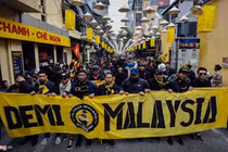 Cổ động viên Malaysia chết lặng trước bàn thắng của Quang Hải