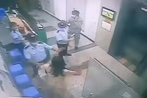 Người phụ nữ không đeo khẩu trang, ẩu đả với bảo vệ bị mời lên phường làm việc