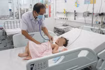 TPHCM: Cứu sống bệnh nhi viêm cơ tim tối cấp bằng ECMO