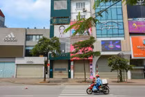 Loạt cửa hàng ở Hà Nội trả mặt bằng, chủ nhà "méo mặt" tìm khách thuê