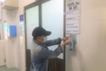 Phát động phong trào những chai vệ sinh tay bỏ túi cho nhân viên y tế