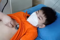 Bé trai sốc phản vệ sau khi ngậm thuốc chữa ho