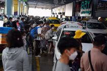 Thiếu taxi trầm trọng ở sân bay Tân Sơn Nhất