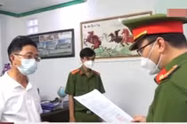 Công an tống đạt các quyết định đối với bị can Châu Thành Nhân.