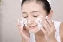 Mặt bóng đỏ vì chăm rửa