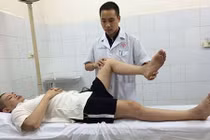 Tưởng đau chân nào ngờ “u khổng lồ” ăn mục gối