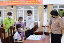TS.BSCKII Nguyễn Tri Thức, Giám đốc Bệnh viện Chợ Rẫy TPHCM thăm hỏi và trao học bổng đỡ đầu cho các em không may có ba, mẹ mất vì nhiễm Covid-19.
